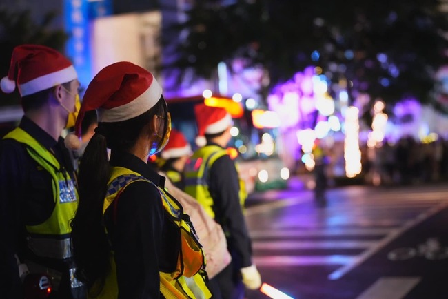 耶誕城警戴耶誕帽執勤惹議  新北：有效促警民互動 | 華視新聞