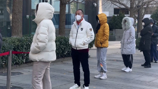 中國醫療崩潰  發燒就診人龍多過等待做核酸