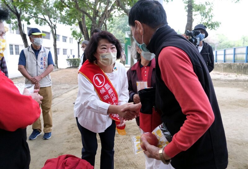 黃敏惠公園徒步拜票  黃偉哲陪同李俊俋車隊掃街 | 華視新聞