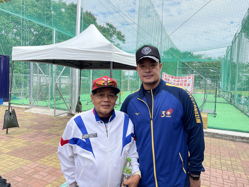 70歲教練羅旻翁奉獻基層  職棒球星見到立正站好 | 華視新聞