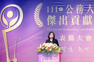 頒公務員傑出貢獻獎 蔡總統：努力給世界更好的台灣