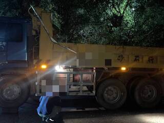 大貨車零件脫落掉國6路面 14車輾過爆胎停路肩