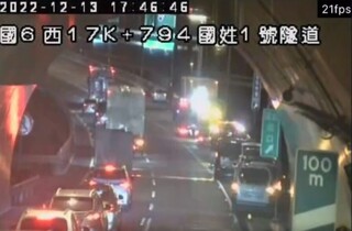 疑汽車零件脫落掉國6路面 逾10車輾過爆胎停路肩