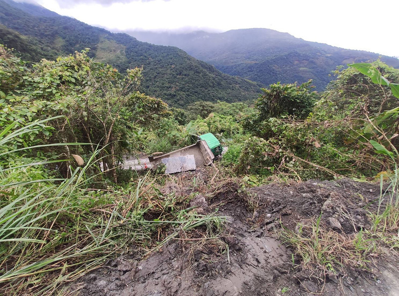 大貨車疑載礦石過重 瑞穗林道翻覆釀2死 | 華視新聞