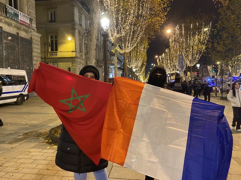 法國摩洛哥球迷巴黎揮旗同慶  高喊足球讓人團結 | 華視新聞