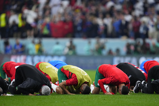 世足輸法國無緣爭冠 摩洛哥全隊跪謝球迷照瘋傳 | 華視新聞