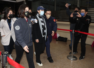 涉詐領助理費案 高虹安深夜移送北檢複訊