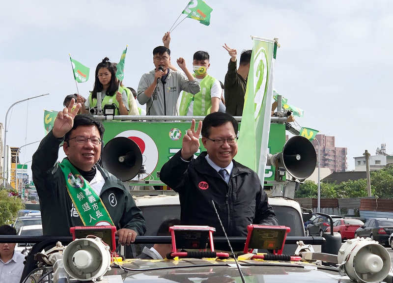 鄭文燦陪同李俊俋車隊掃街  黃敏惠傳統市場拜票 | 華視新聞