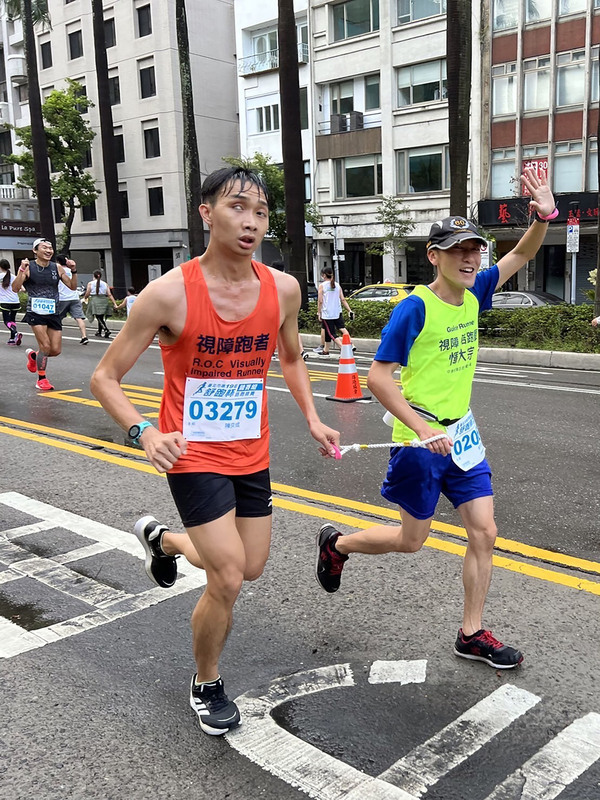 右眼全盲未阻愛跑步 陳奕成歷經換心仍戰台北馬 | 華視新聞