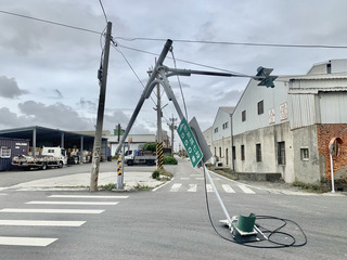 疑海邊風勢強  彰化伸港交通號誌桿斷裂