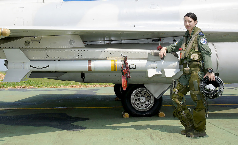 空軍公布112年度桌曆 6名守護領空女飛官入列 | 華視新聞