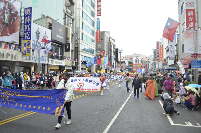 嘉義市國際管樂節踩街 風雨中民眾夾道喝采 | 華視新聞