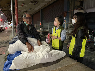 寒流來襲 高市加強關懷街友並開設臨時安置服務