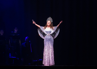 莎拉布萊曼提前與歌迷共度耶誕 攻蛋不忘秀中文