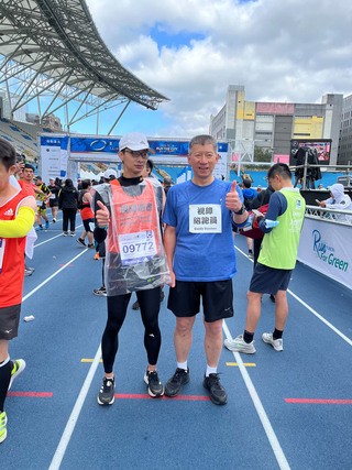 真的很厲害 換心全盲跑者寒流中完成人生首場全馬