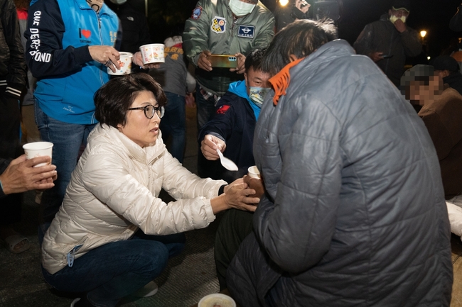 寒流送暖夜訪遊民 台東縣府啟動低溫關懷機制 | 華視新聞