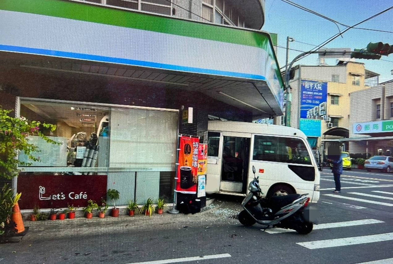 南投公車駕駛買早餐忘拉手煞車 滑行撞超商無人傷 | 華視新聞