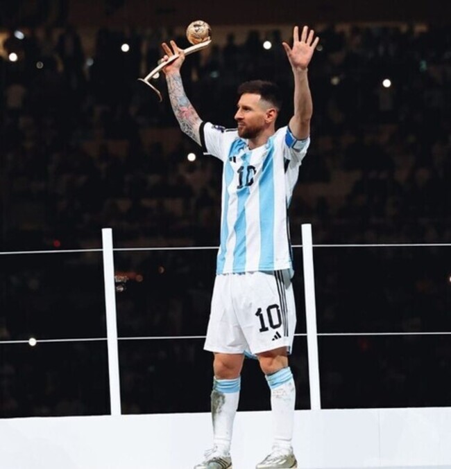 阿根廷奪世足第3冠 梅西賽後披黑袍舉金盃掀討論 | 華視新聞