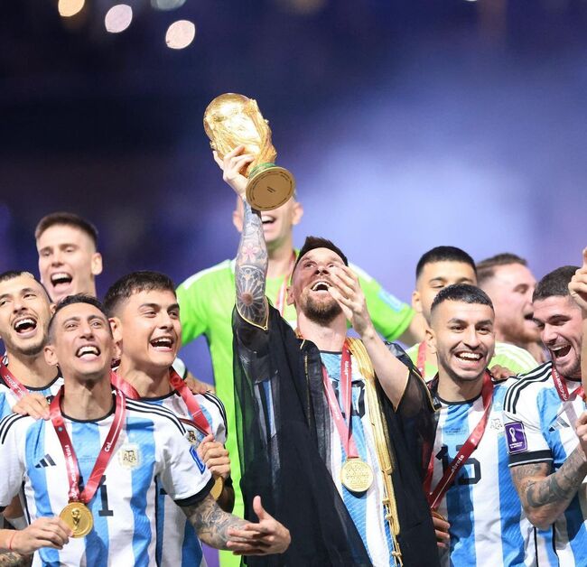 阿根廷奪冠更衣室狂歡慶祝 梅西手握金盃嗨上桌 | 華視新聞
