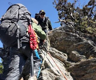 男大生攀卓社大山墜谷 搜救隊冒低溫助吊掛下山