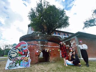 台南水道博物館百年煙囪基座  變身耶誕經典場景