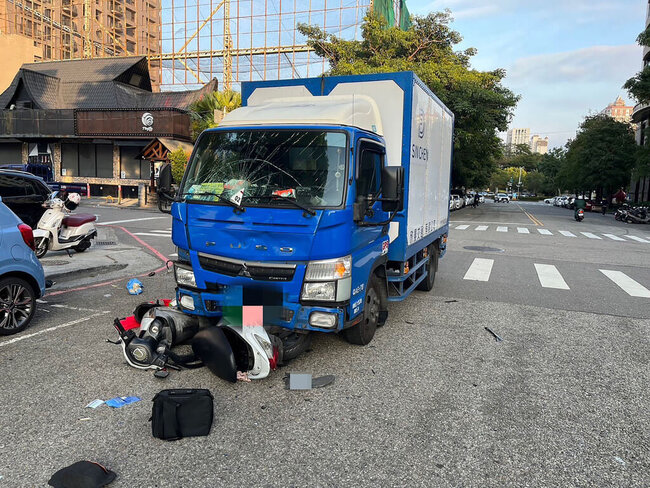 台中市小貨車與機車碰撞 騎士命危送醫搶救 | 華視新聞