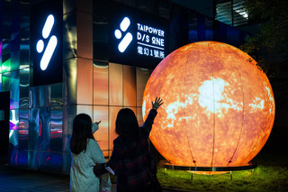 台電電幻1號所耶誕換新裝　七彩儲能櫃成夜拍夯點