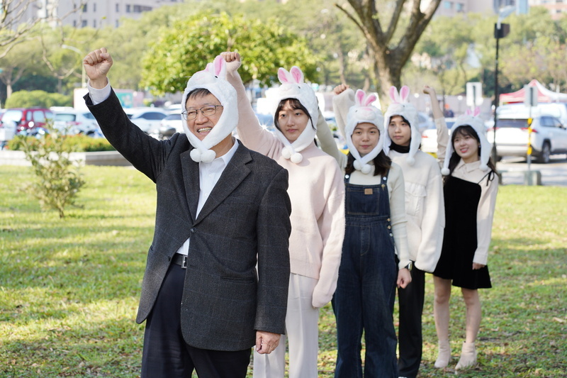 竹縣2023迎向新曙光健走  贈限量造型包與兔兔帽 | 華視新聞