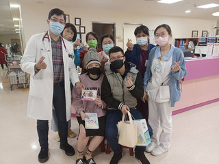 童醫院護理師幫嬰兒套紅襪麋鹿角  萌樣爸媽稱讚