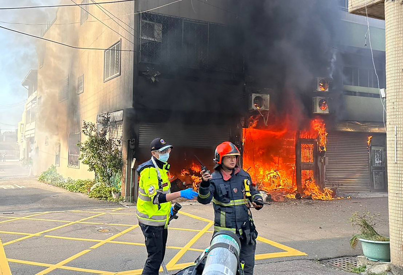 台中大甲透天厝火警 波及3棟緊鄰建物 | 華視新聞