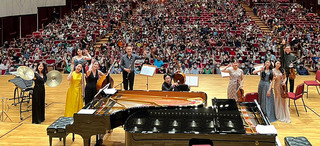 張正傑化身耶誕老人  聽親子音樂會還送小禮物