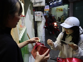 越生妙譯車輪餅  越南鄉民爭搶朝聖台灣幽浮烤餅