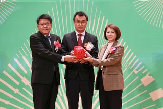 屏東首位女縣長周春米就職  宣布縣政全面啟動