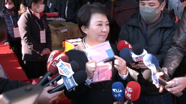 台中市長就職彩蛋 送出1萬個「愛的零錢包」 | 華視新聞