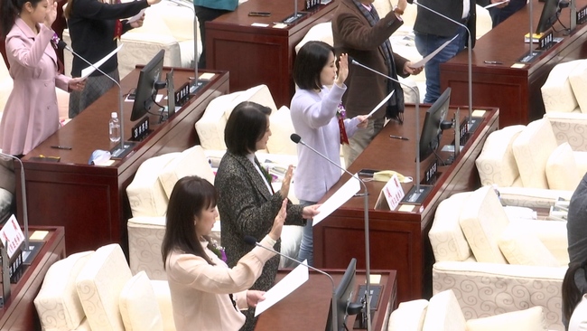 王鴻薇宣誓北市議員就職 綠議員喊不要落跑 | 華視新聞