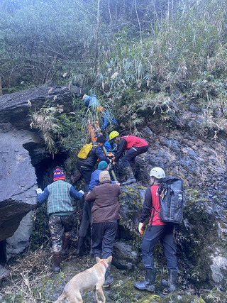 霞喀羅古道墜谷意外妻亡  夫失蹤近月遺體尋獲