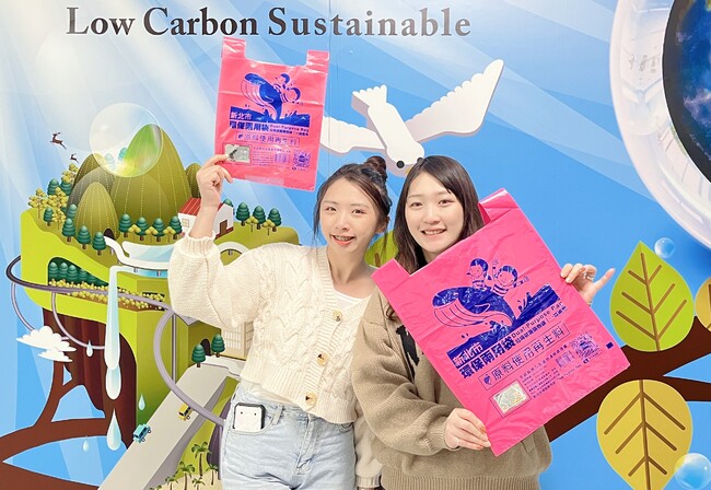 新北推再生料環保兩用袋  獲環保署標章認證 | 華視新聞