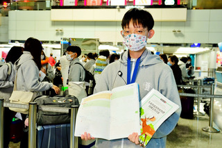 北一女樂儀旗隊赴美演出 學生帶課本講義備考