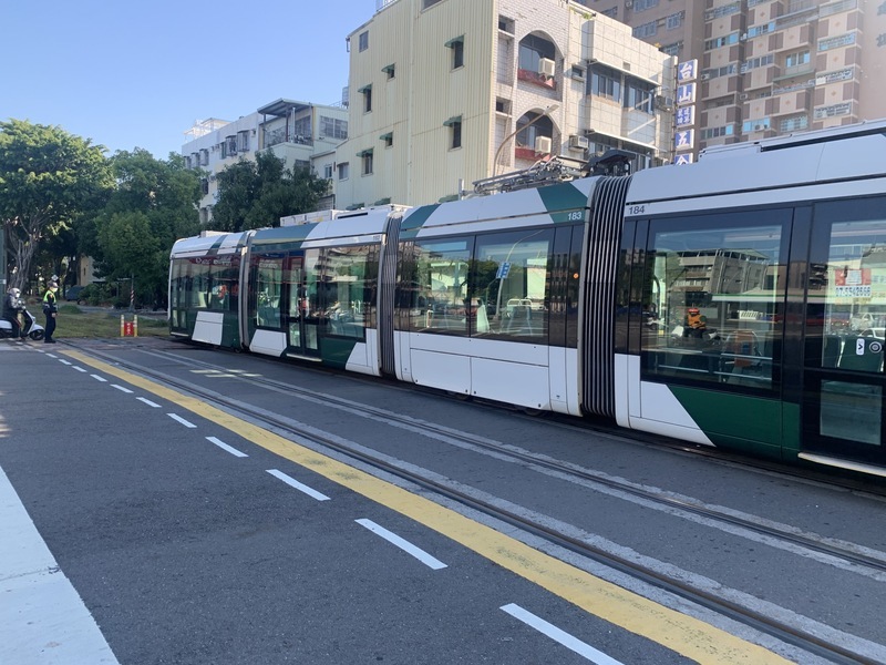 高雄輕軌擦撞闖紅燈腳踏車  騎士疑肇事逃逸 | 華視新聞