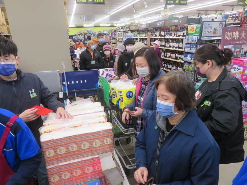 台電尖山發電廠回饋地方  帶獨居清寒長者買年貨 | 華視新聞