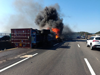 國3關西段聯結車貨櫃側翻起火 駕駛及時逃生