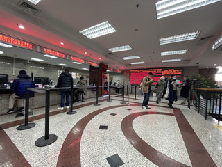 中國入境免隔離  出國證照大廳重現辦證人氣