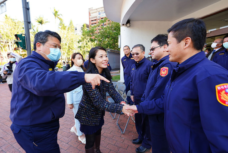 高虹安視察警察局及環保局 慰勉相關人員辛勞 | 華視新聞