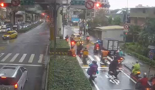 禮讓救護車卻收闖紅燈罰單 中和警：主動撤單