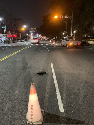 高市前鎮區出現道路坑洞 警交通疏導警戒