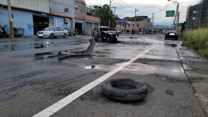 苗栗自小客車過彎失控連撞3車起火 駕駛彈飛送醫 | 華視新聞