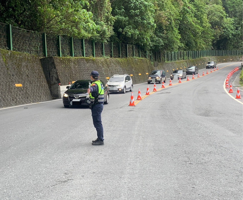 因應元旦連假蘇花車潮 花警加強交管人力 | 華視新聞