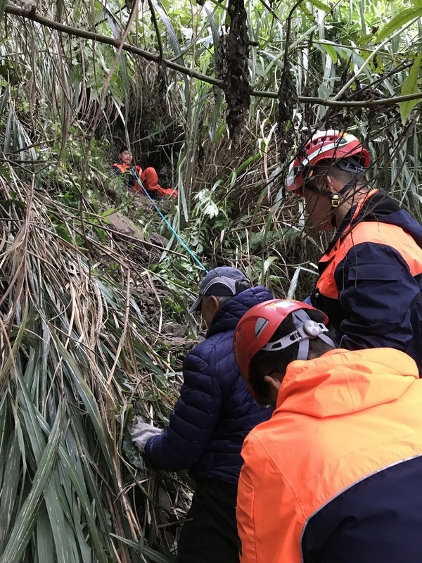 雲林老翁滑落山坡  消防人員入夜前及時成功救援 | 華視新聞