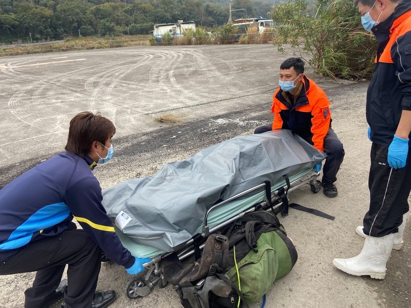 男隨隊攀卓社大山遇落石墜谷亡 直升機運出遺體 | 華視新聞