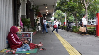 一天僅吃兩餐 印尼弱勢家庭未從經濟復甦中受益